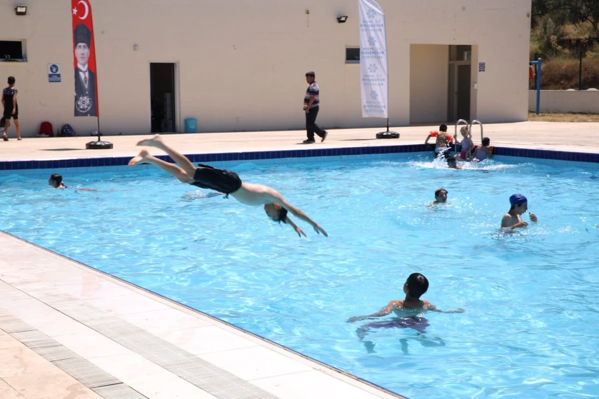 Aydın Büyükşehir Belediyesi'nden Karacasulu çocuklara karne hediyesi