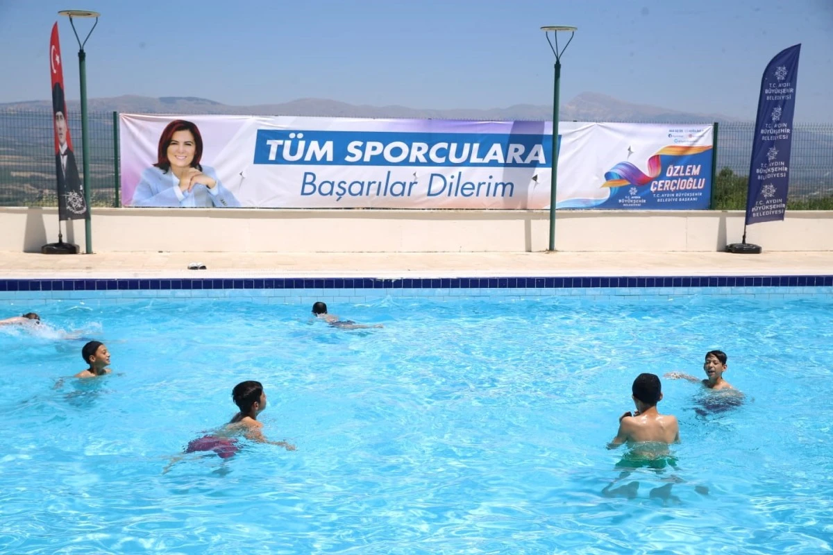 Aydın B&uuml;y&uuml;kşehir Belediyesi'nden Karacasulu &ccedil;ocuklara karne hediyesi