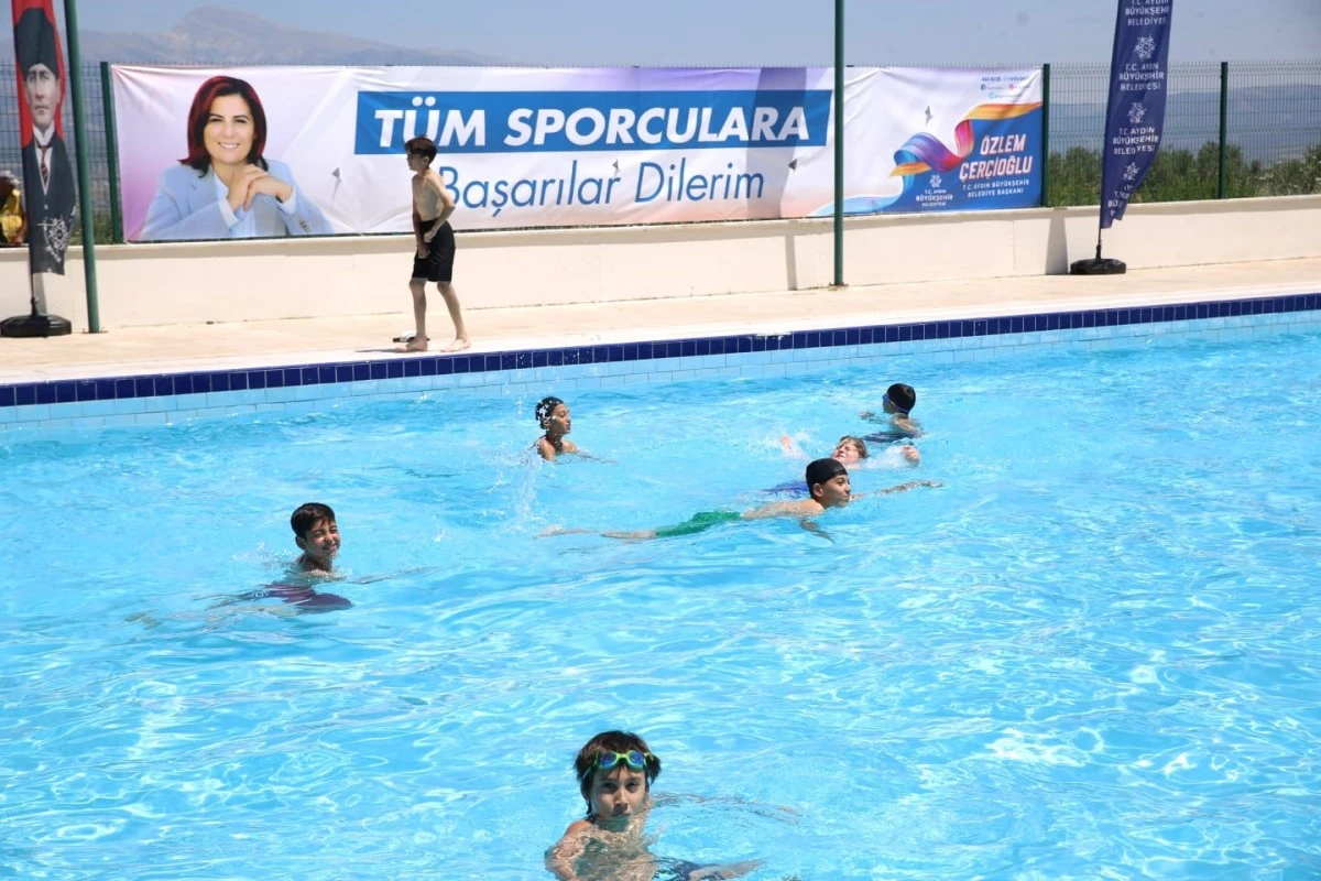Aydın Büyükşehir Belediyesi'nden Karacasulu çocuklara karne hediyesi