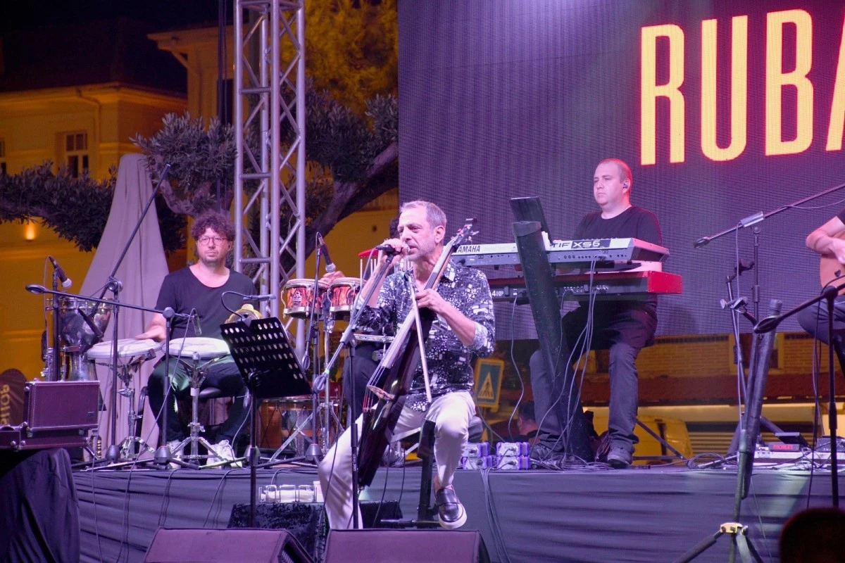 Kuşadalılar Rubato ile Balıkçılar Meydanı’nda keyifli bir gece yaşadı