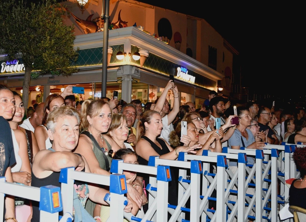 Kuşadalılar Rubato ile Balıkçılar Meydanı’nda keyifli bir gece yaşadı
