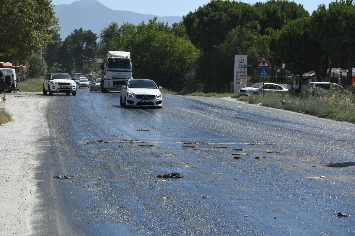 Kuşadası'nda terlikler asfalta yapıştı