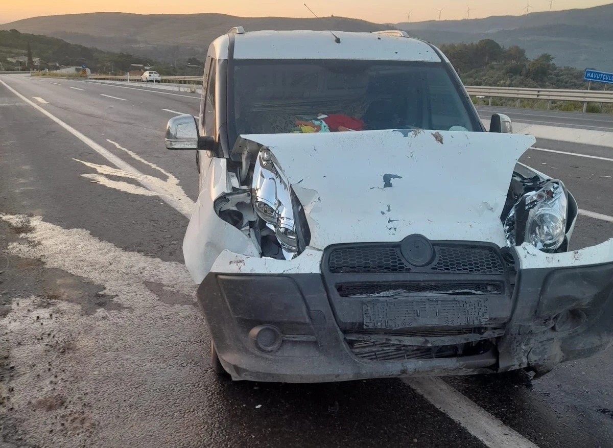 Ticari ara&ccedil; ile &ccedil;arpışan otomobil yan yattı: 5 yaralı
