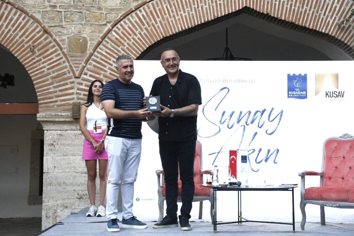 Ünlü şair ve yazar Akın: “Başkan Günel ile Kuşadası’nda çok büyük bir değişim olduğunu gördüm” 