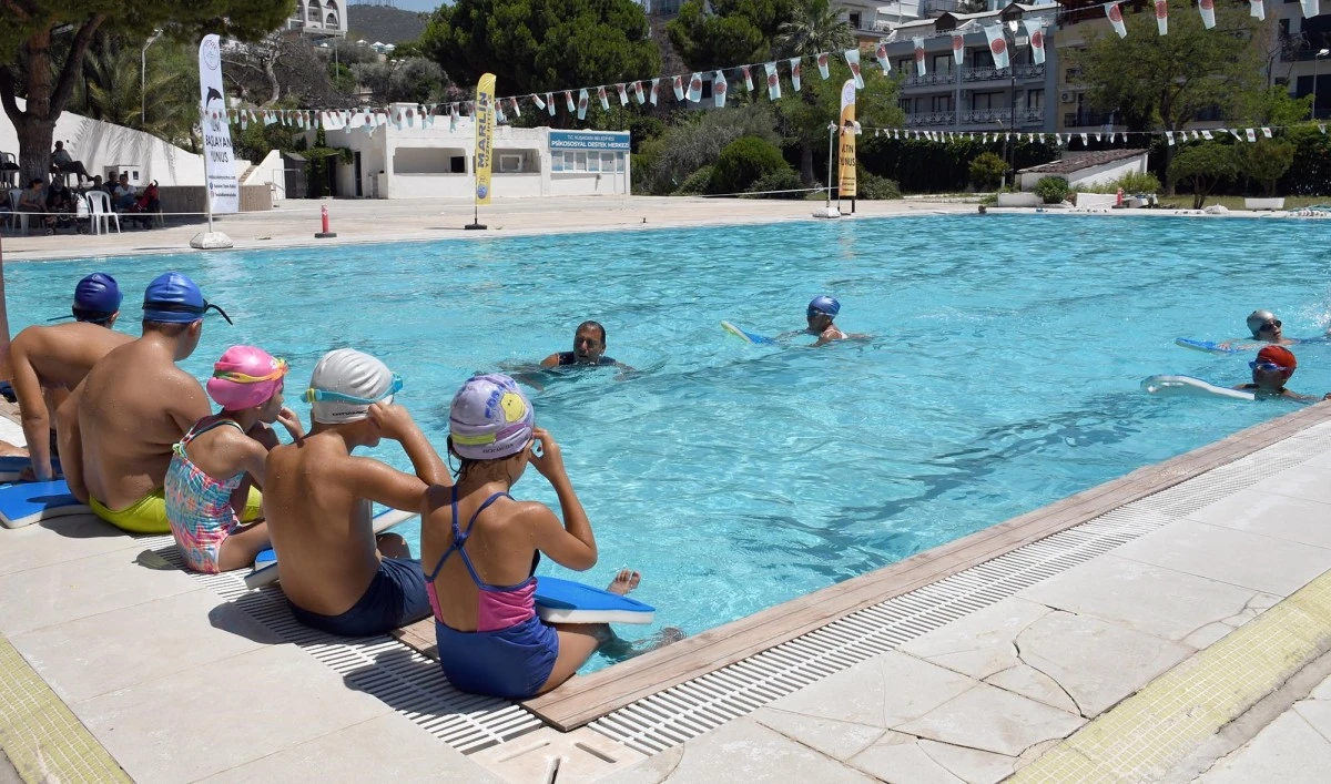 Kuşadalı çocuklar belediyenin ücretsiz spor okullarında eğitim görüyor