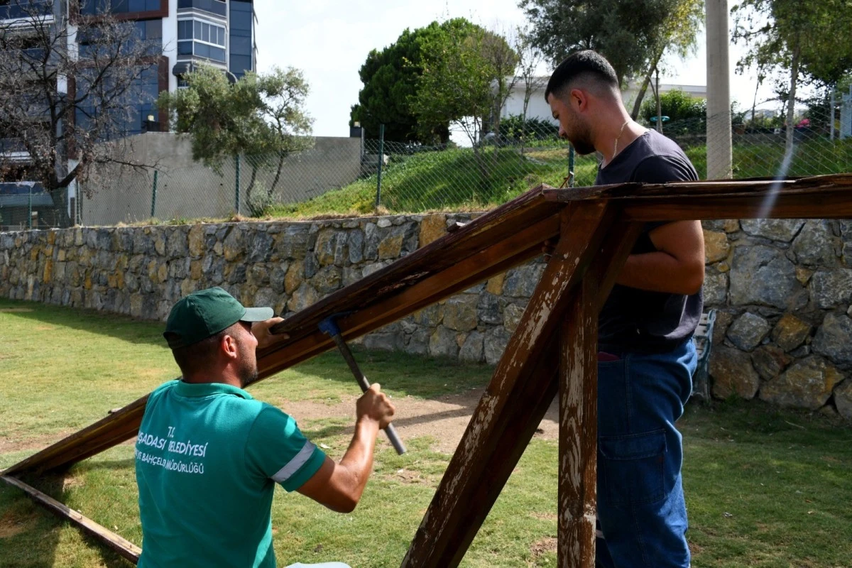 Kuşadası Belediyesi’nden can dostların park alanında bakım çalışması