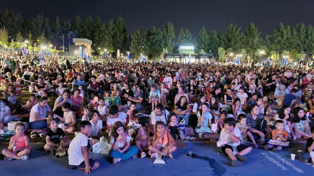 Aydın Büyükşehir Belediyesi'nin sinema geceleri beğeni topluyor