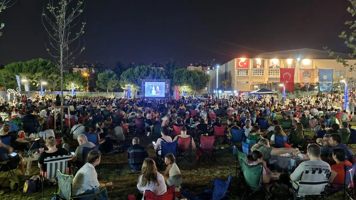 Aydın Büyükşehir Belediyesi'nin sinema geceleri beğeni topluyor