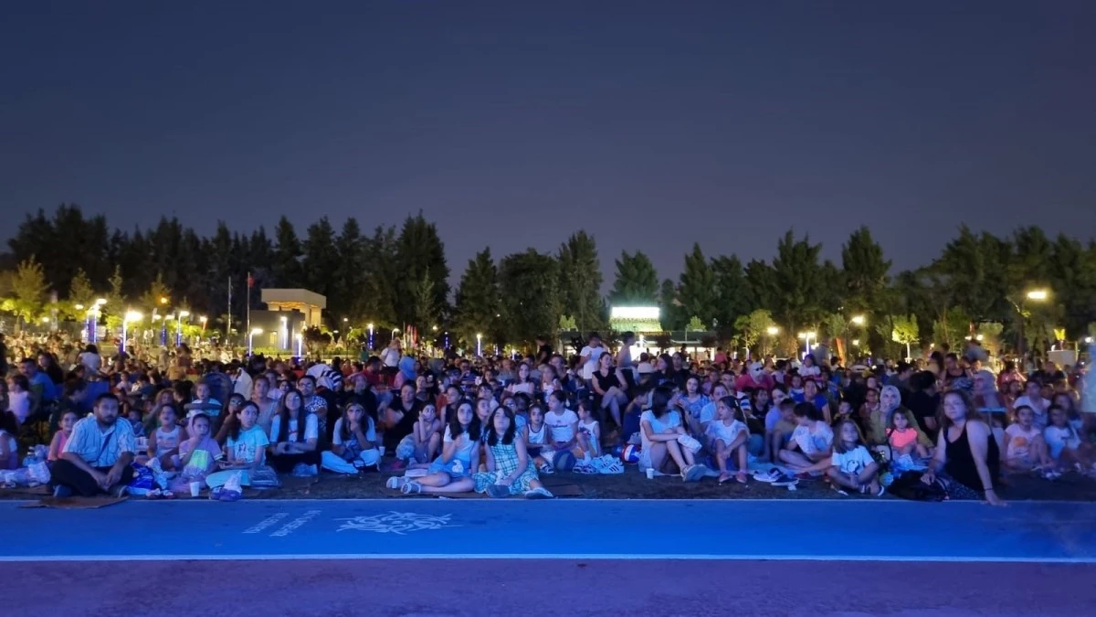 Aydın Büyükşehir Belediyesi'nin sinema geceleri beğeni topluyor