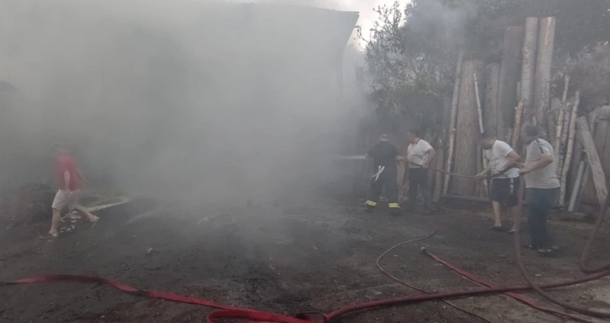 Alevlerin arasında kalan otomobil kullanılamaz hale geldi
