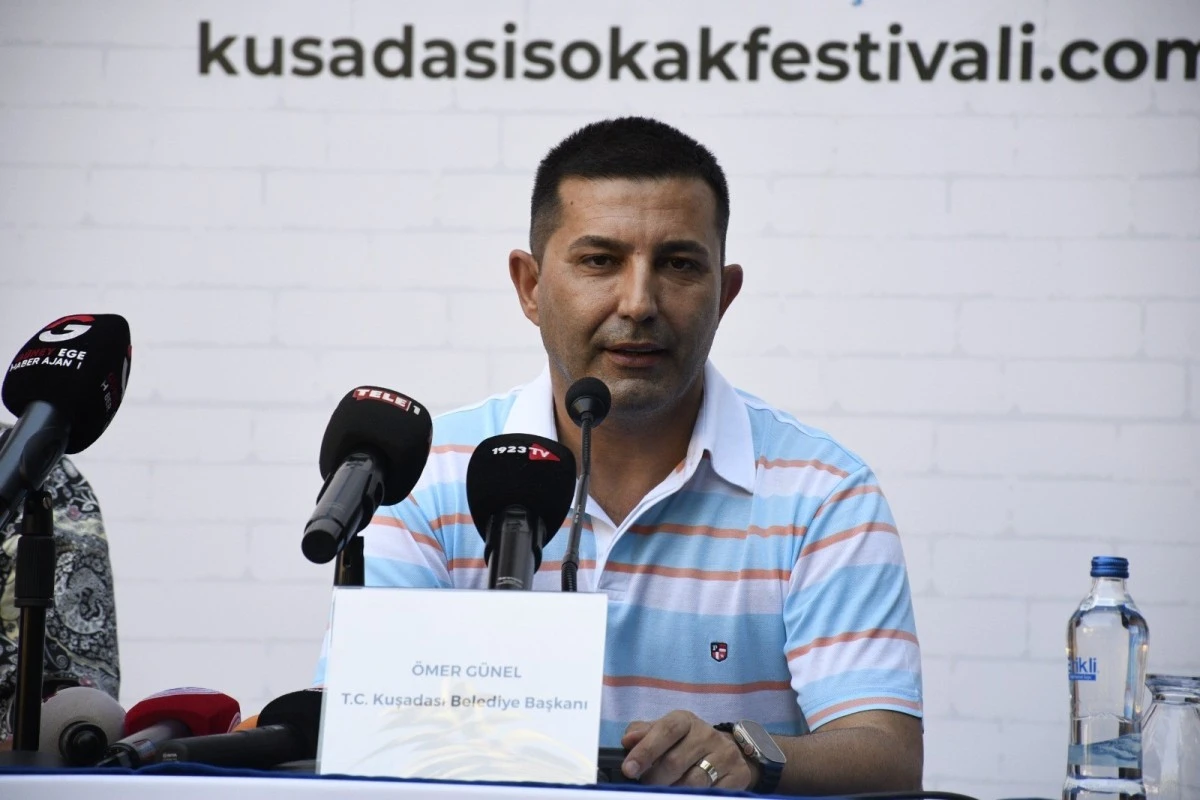 Kuşadası bir kez daha 'hayat sokakta' dedi