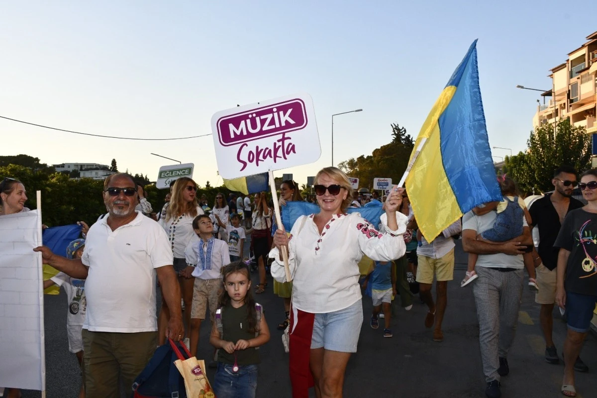 Kuşadası Sokak Festivali renkli bir açılışla başladı