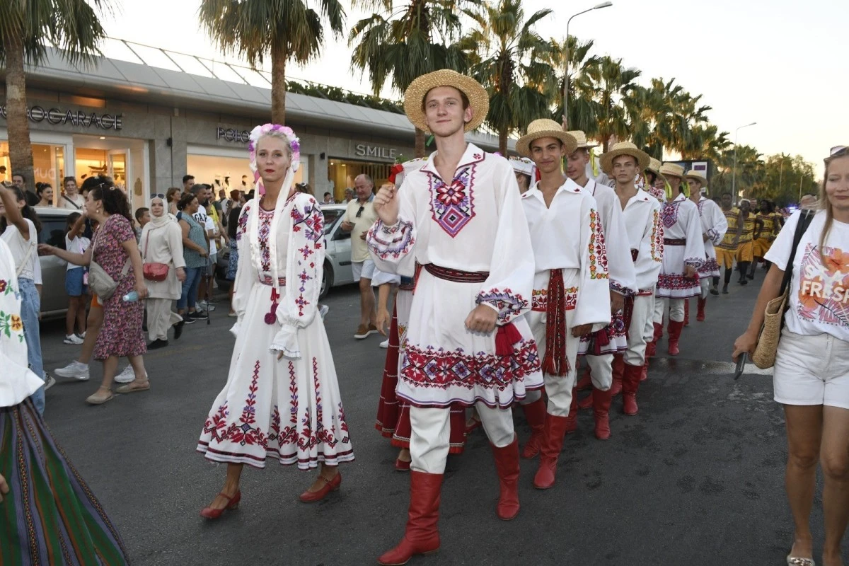 Kuşadası Sokak Festivali renkli bir açılışla başladı