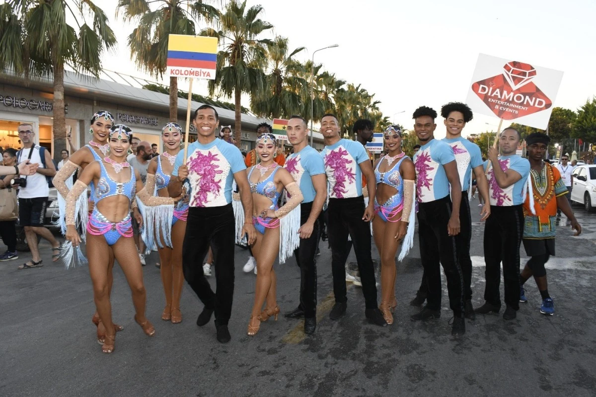 Kuşadası Sokak Festivali renkli bir açılışla başladı