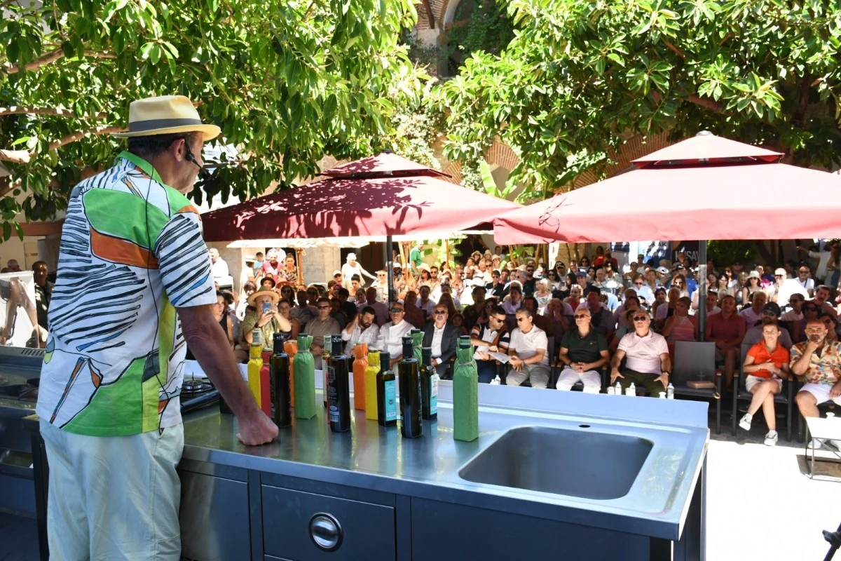 Kuşadası Sokak Festivali'nin ikinci günü zeytinyağı tadım atölyesi ile başladı