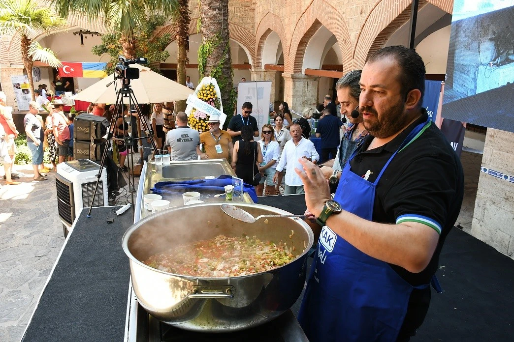 Ünlü şef Hazer Amani Kuşadası Sokak Festivali'ne büyük tat kattı