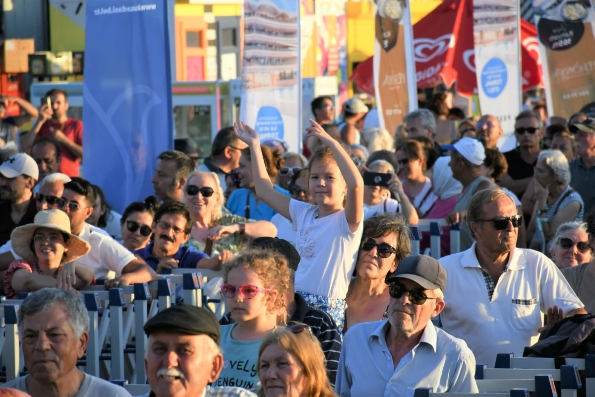 Kuşadası Sokak Festivali’nin dev kazanı bu kez dayanışma için kaynadı