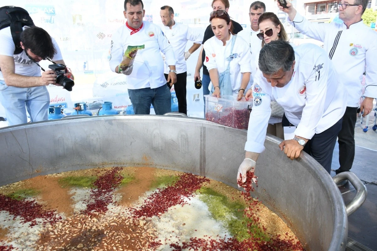 Kuşadası Sokak Festivali&rsquo;nin dev kazanı bu kez dayanışma i&ccedil;in kaynadı