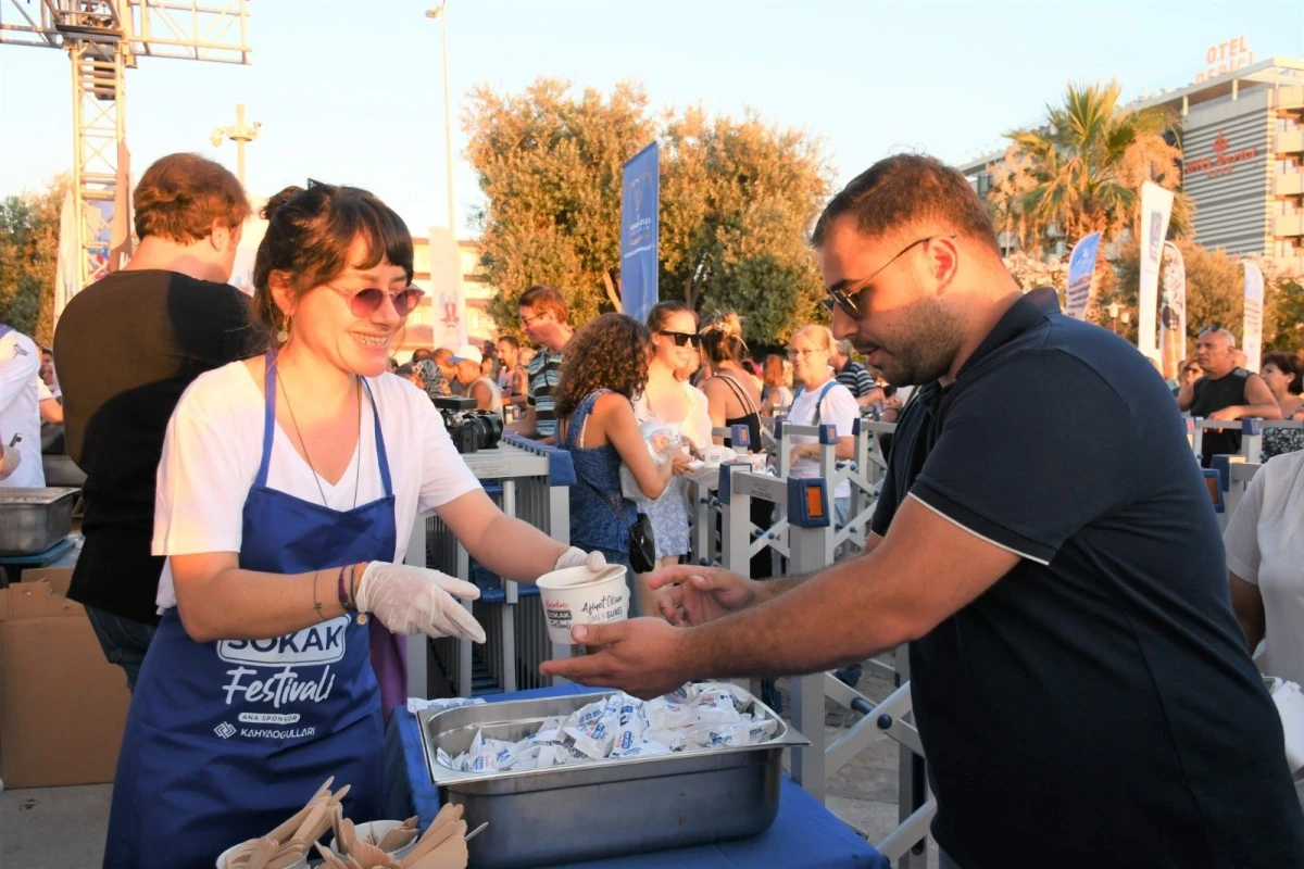 Kuşadası Sokak Festivali’nin dev kazanı bu kez dayanışma için kaynadı