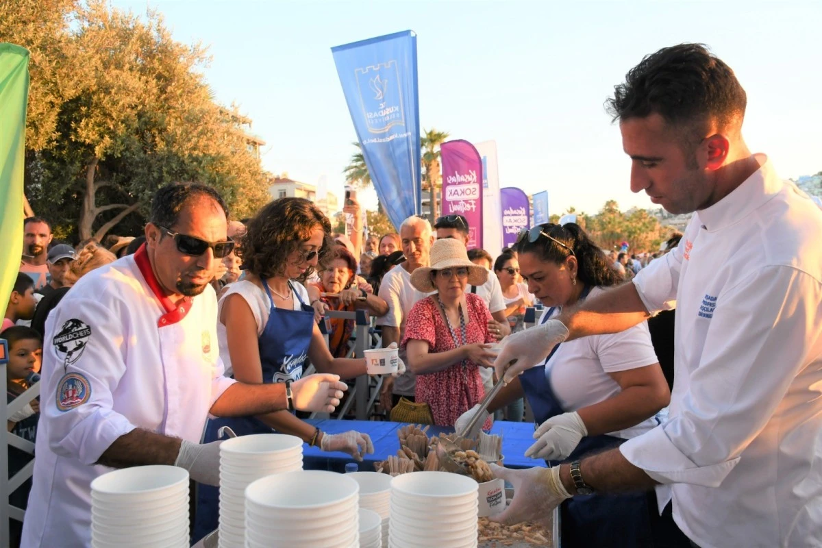 Kuşadası Sokak Festivali’nin dev kazanı bu kez dayanışma için kaynadı