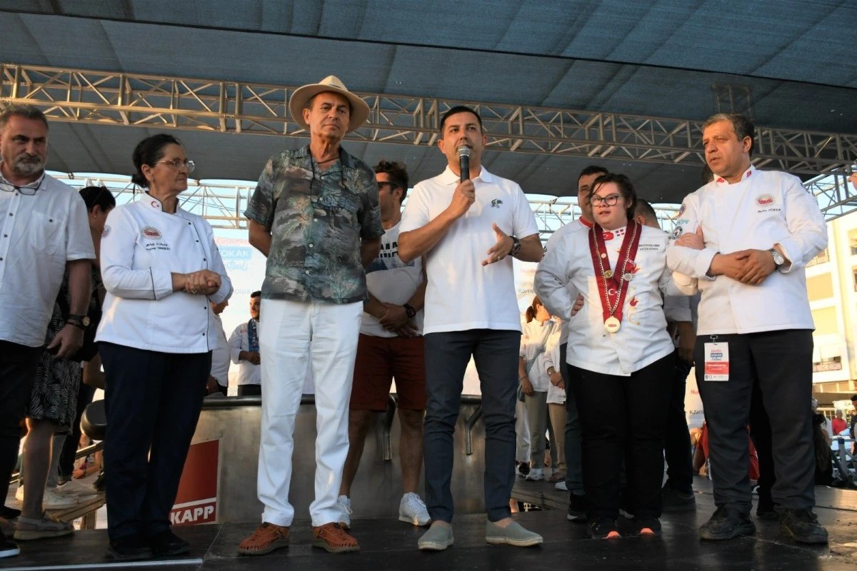 Kuşadası Sokak Festivali’nin dev kazanı bu kez dayanışma için kaynadı