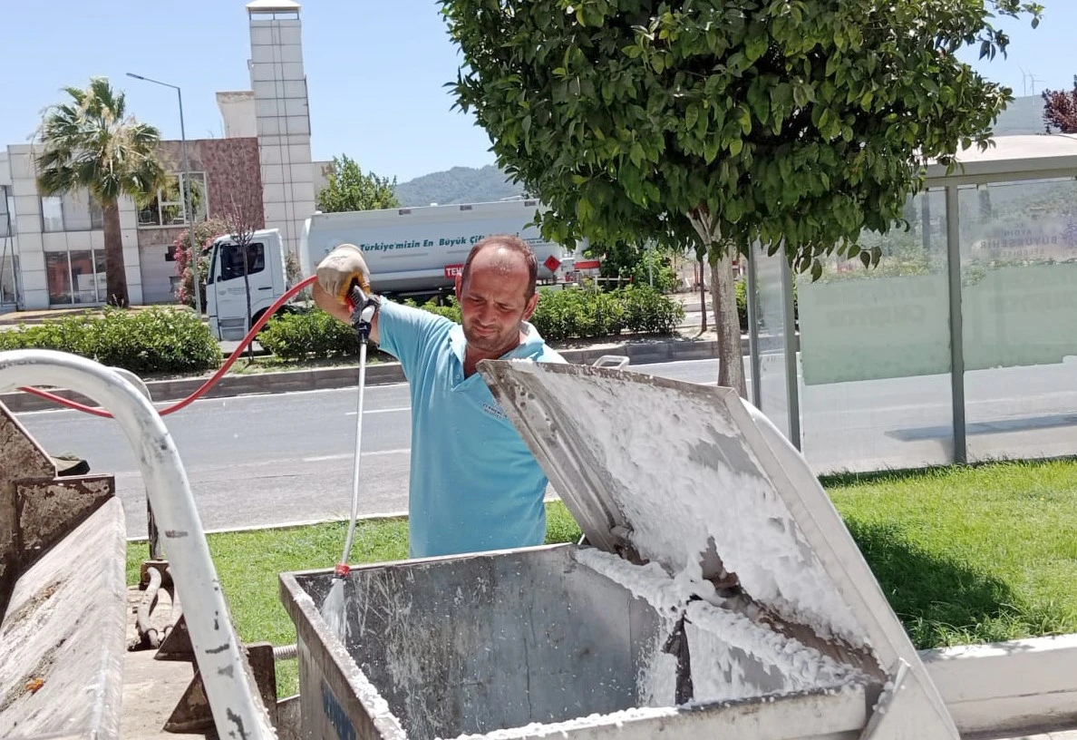 Germencik’te çöp konteynerleri temizleniyor