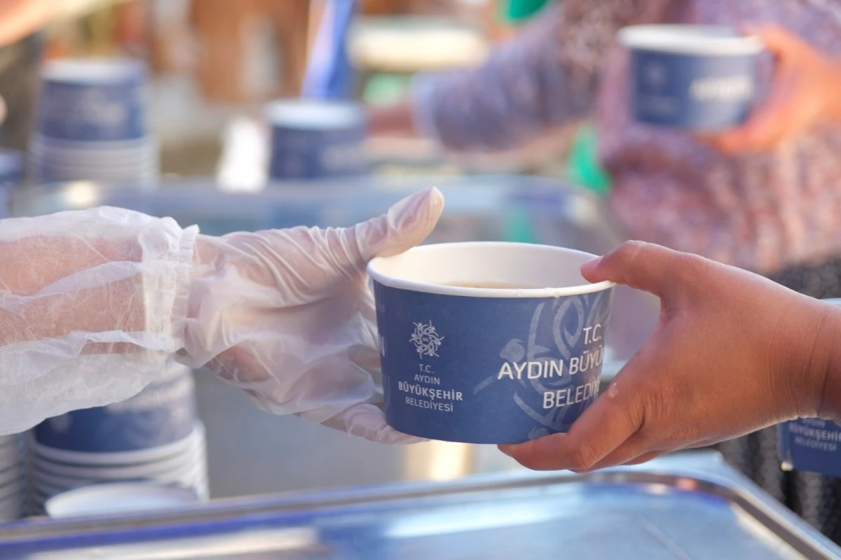 Aydın Büyükşehir Belediyesi'nden vatandaşlara aşure ikramı