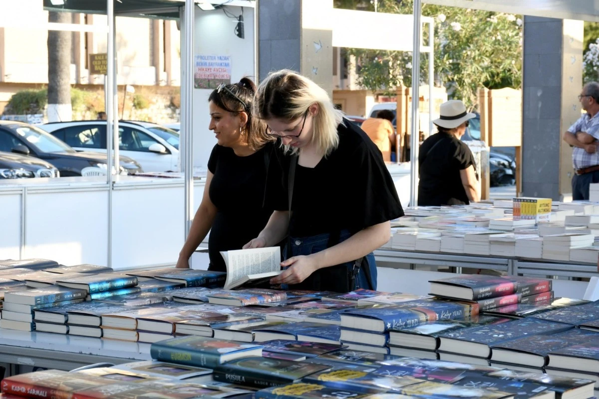 Kuşadası Kitap Fuarı kapılarını açtı