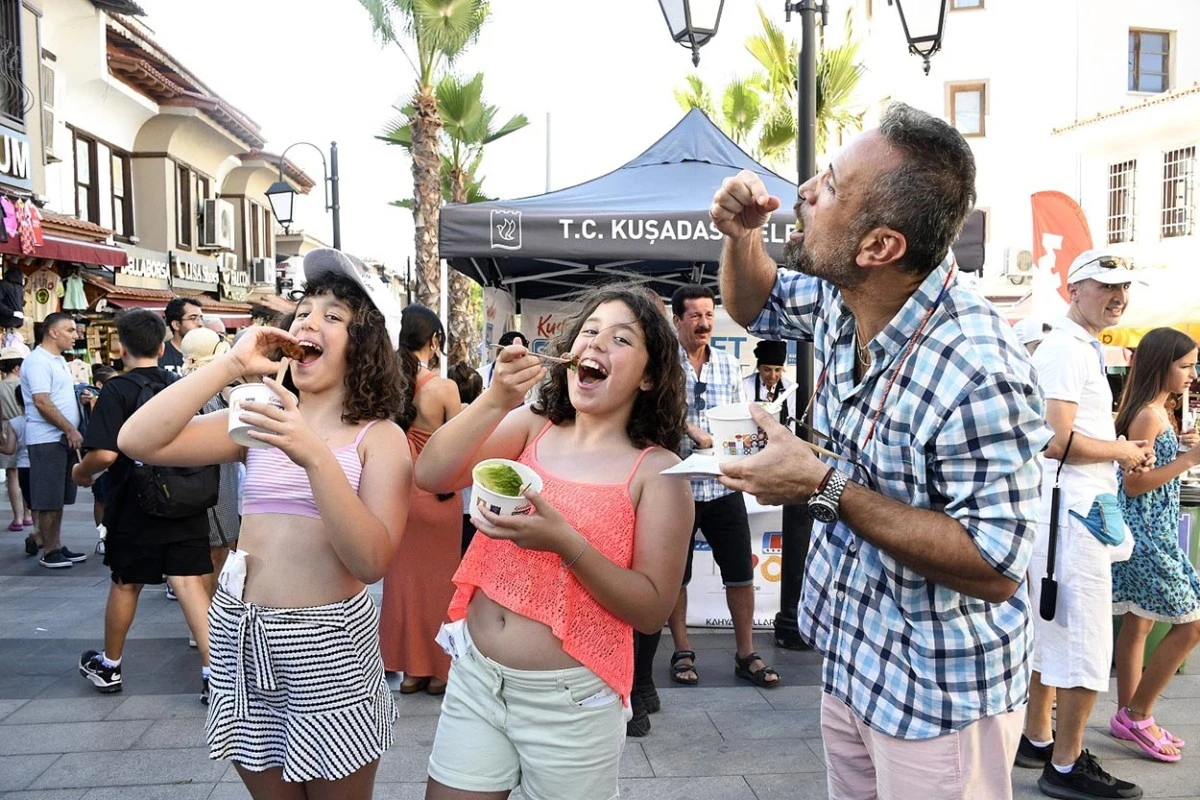 TÜRKİYE KUŞADASI SOKAK FESTİVALİ’NDE BULUŞTU