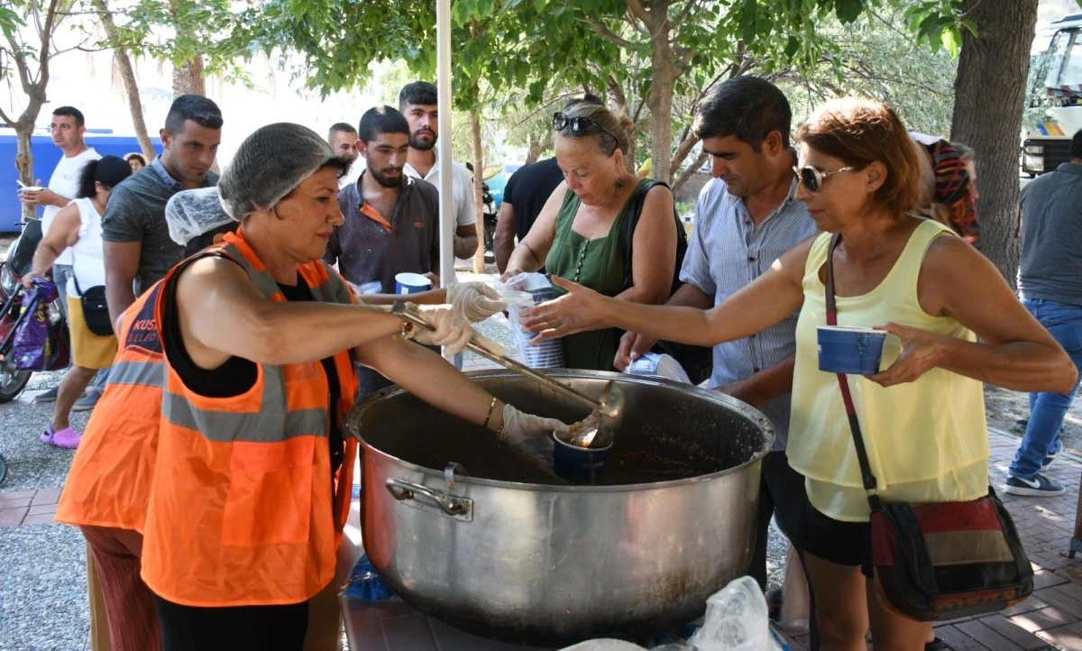 Kuşadası Belediyesi'nden 10 bin kişilik aşure hayrı