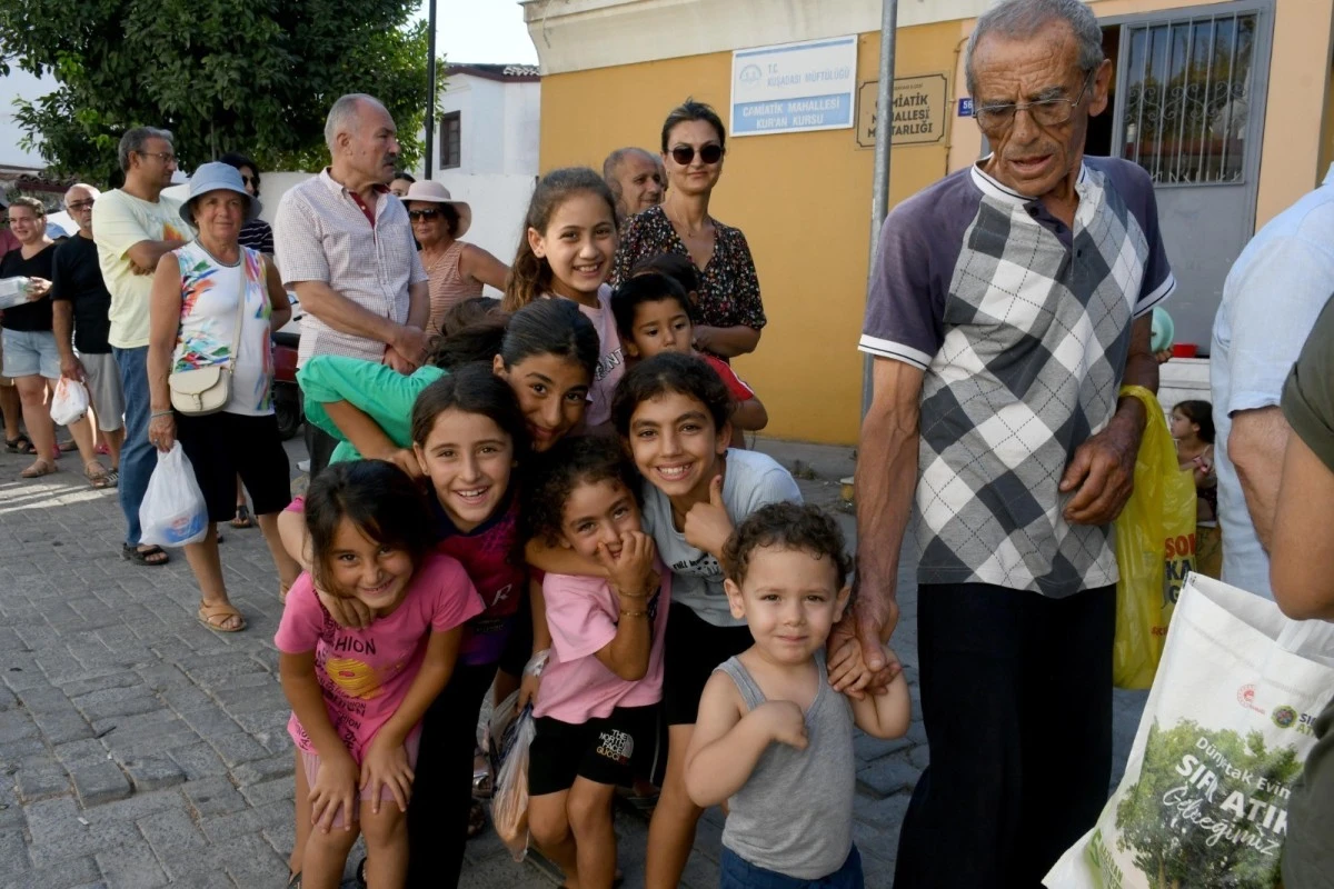 Kuşadası Belediyesi'nden 10 bin kişilik aşure hayrı