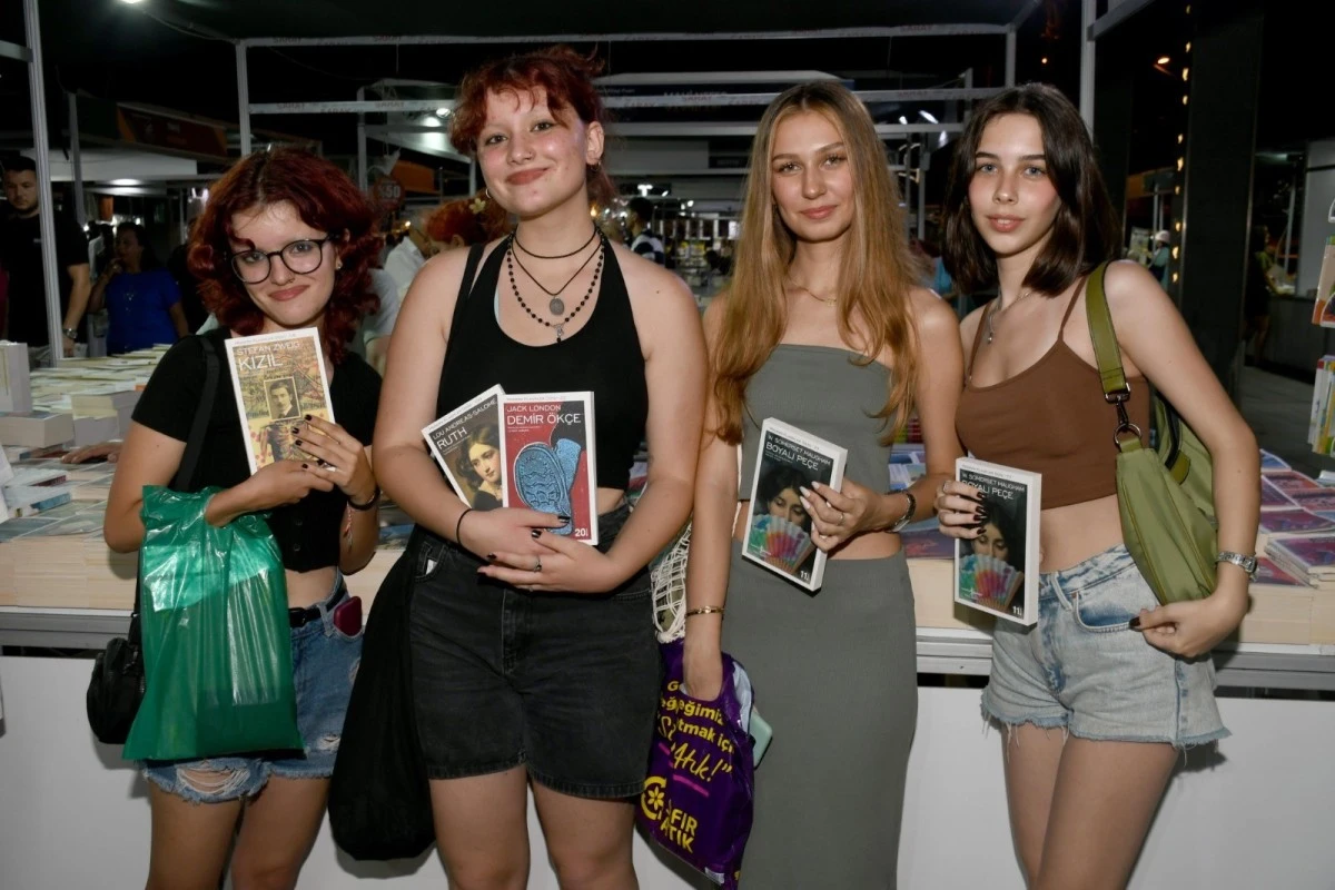 Kuşadası Kitap Fuarı’na yoğun ilgi
