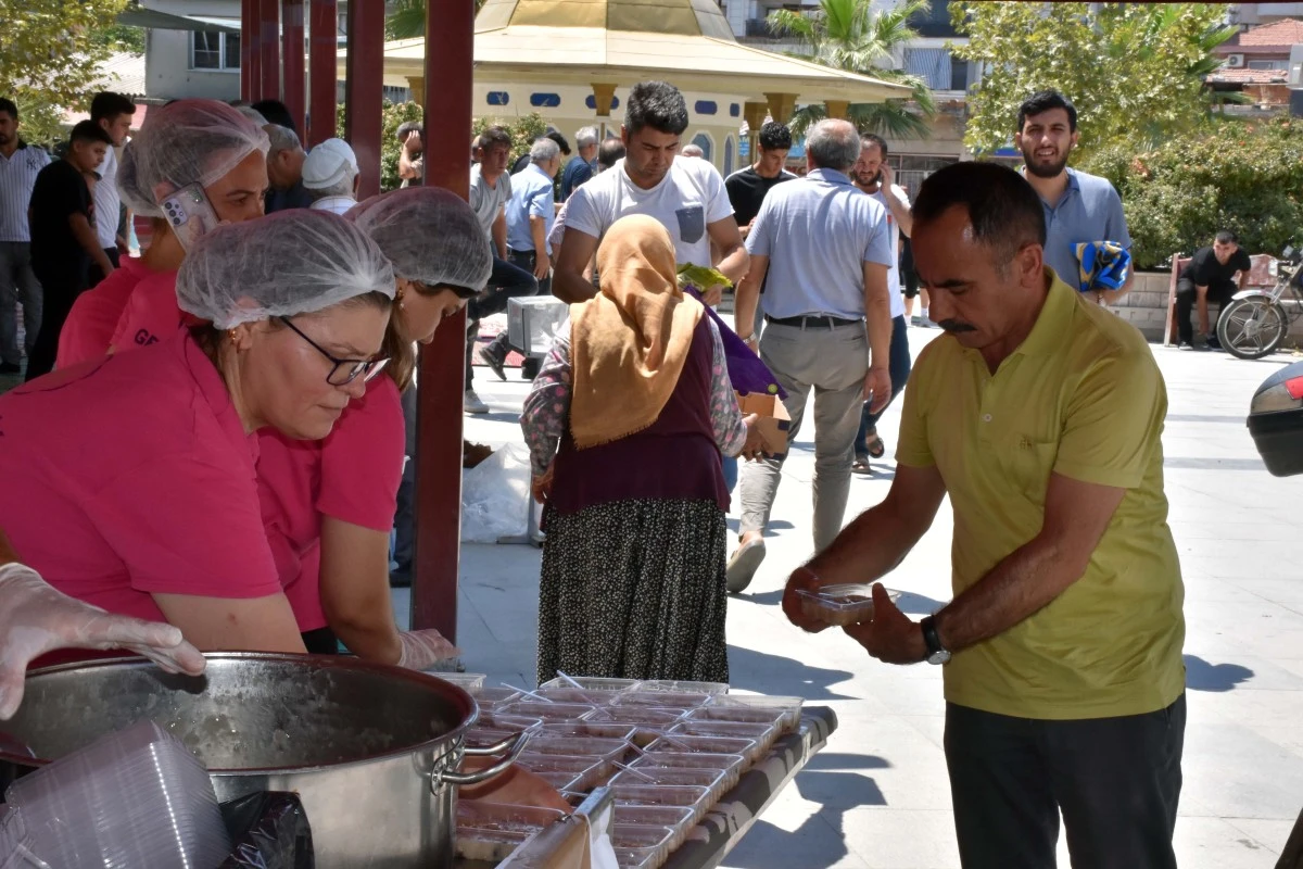 Germencik Belediyesi vatandaşlara aşure ikramında bulundu