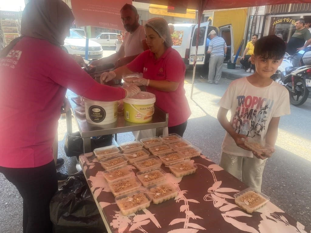 Germencik Belediyesi vatandaşlara aşure ikramında bulundu