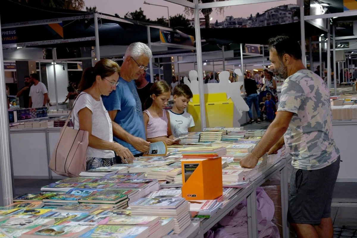 Kuşadası Kitap Fuarı 300 bin kişiyi ağırladı