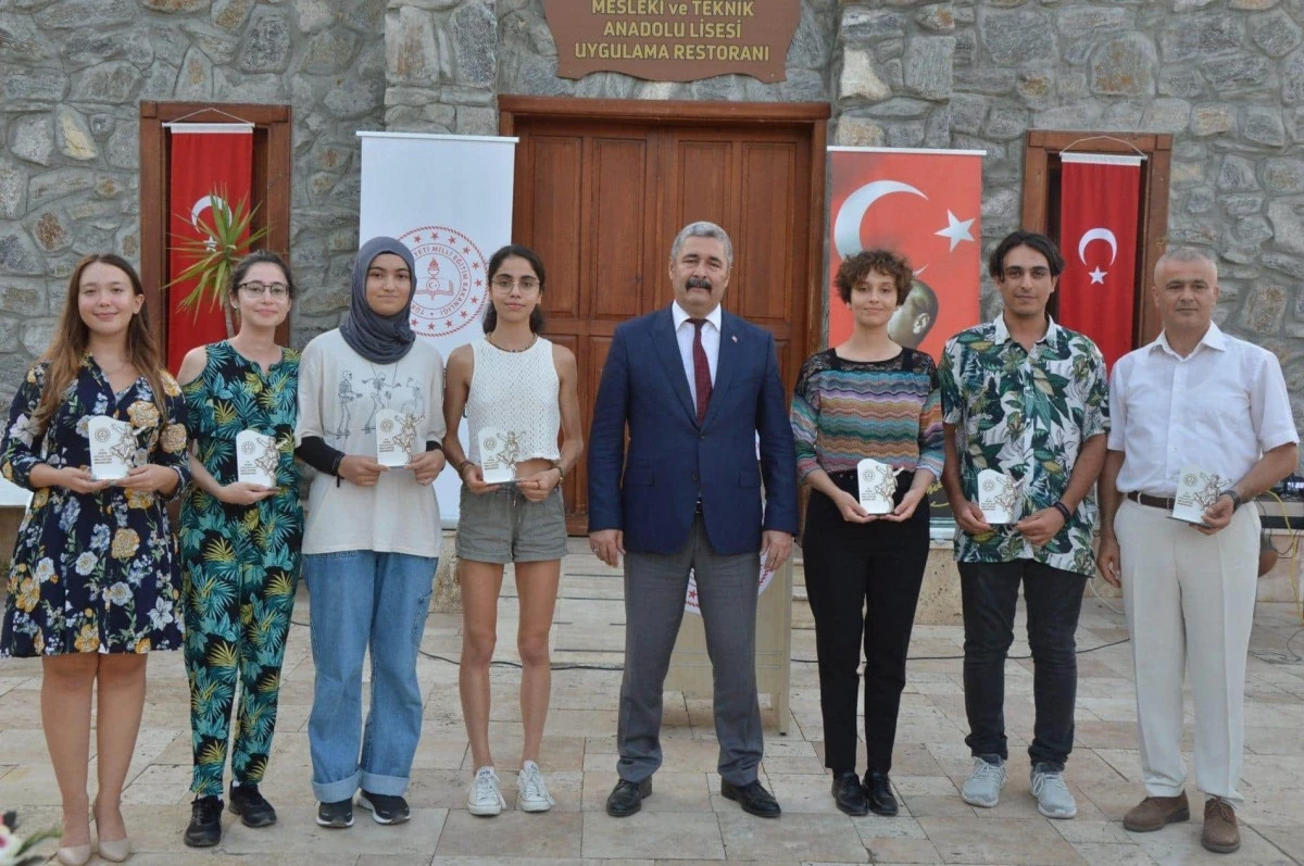 YKS’de başarılı öğrenciler ödüllendirildi