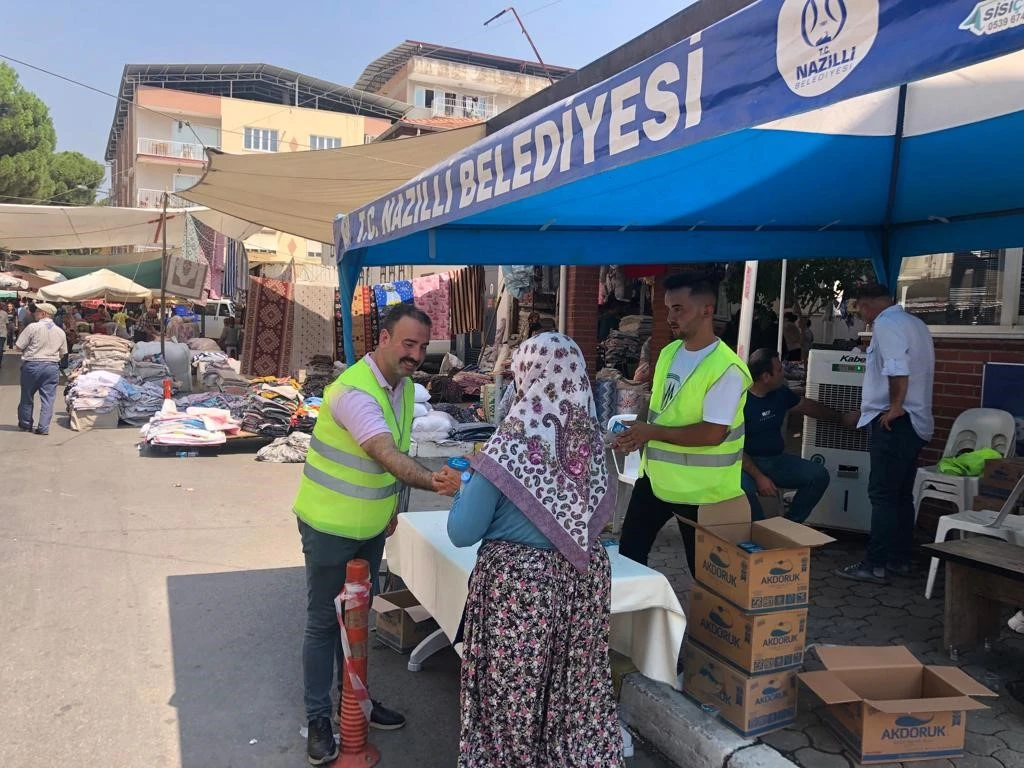 Nazilli Belediyesi ekipleri vatandaşları serinletti