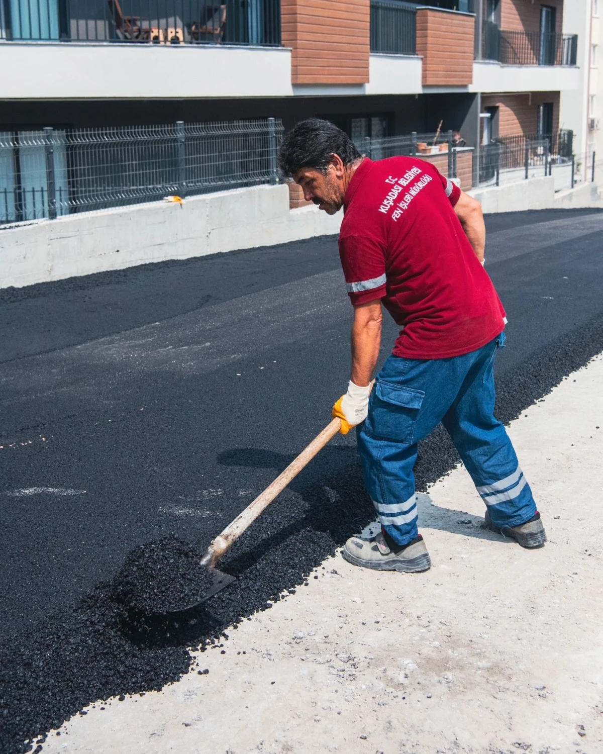 Kuşadası'nda yol çalışmaları devam ediyor