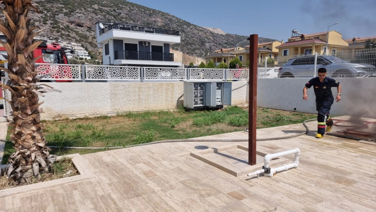 Havuzdaki yangın site sakinlerini korkuttu