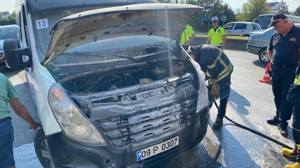 Seyir halindeki araçta çıkan yangın panikletti