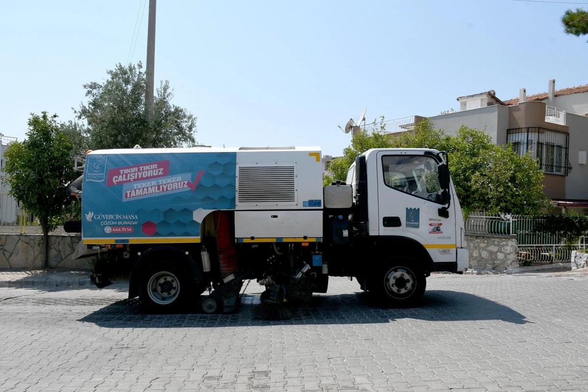 Kuşadası Belediyesi, ilçede temizlik çalışmalarını sürdürüyor