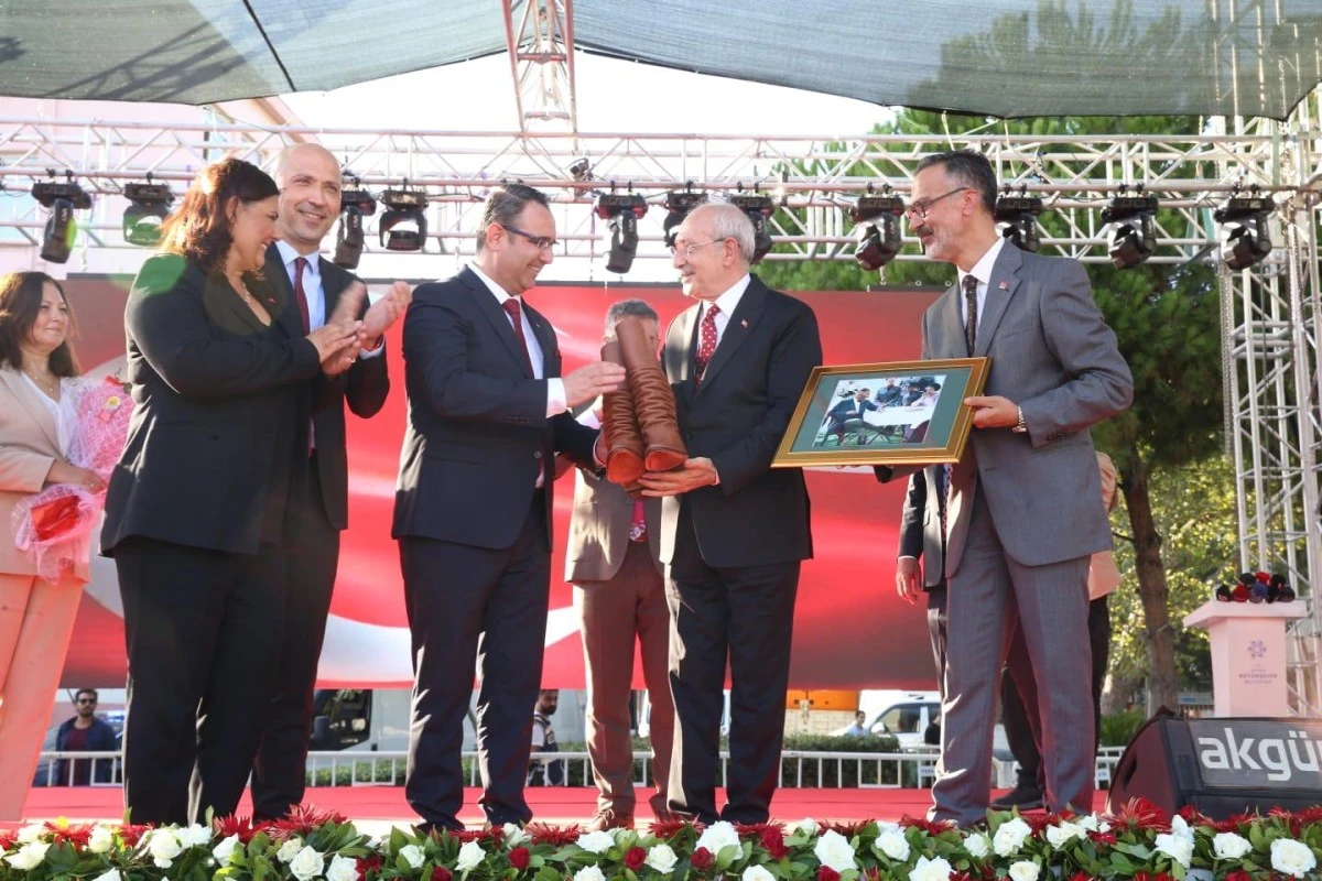 AKKENTLİ KILIÇDAROĞLU'NA SÖKE KÖRÜKLÜ ÇİZMESİ HEDİYE ETTİ