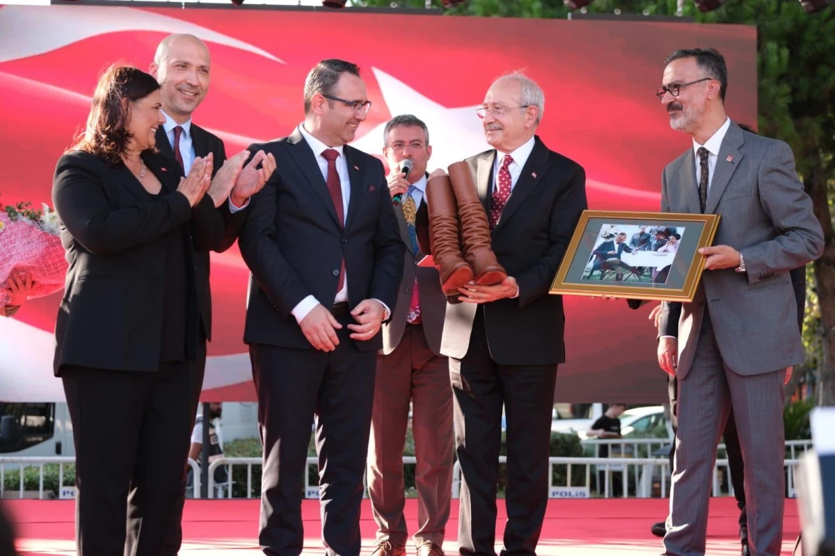 AKKENTLİ KILIÇDAROĞLU'NA SÖKE KÖRÜKLÜ ÇİZMESİ HEDİYE ETTİ