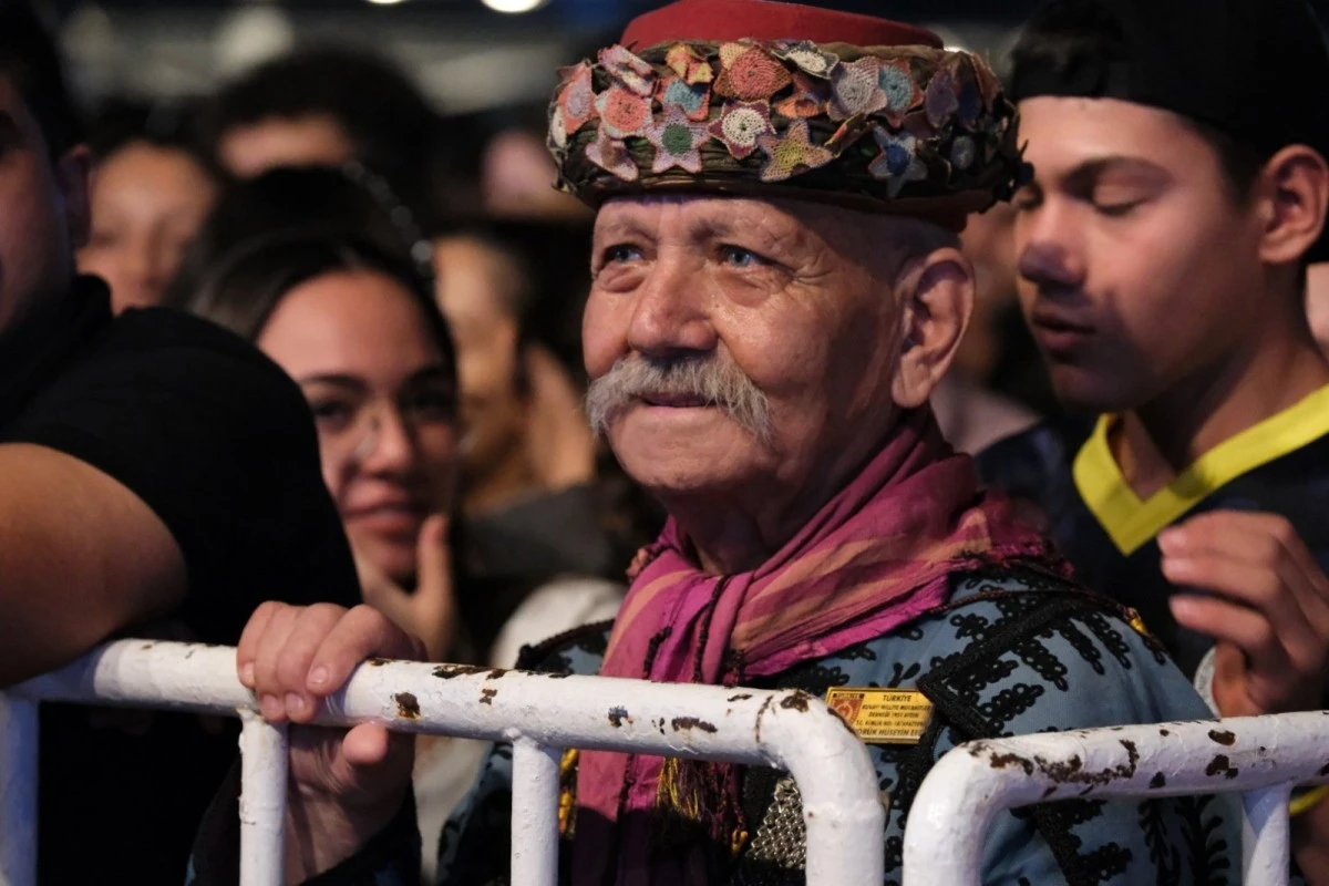 Aydın Büyükşehir Belediyesi’nin düzenlediği konsere binlerce Aydınlı katıldı