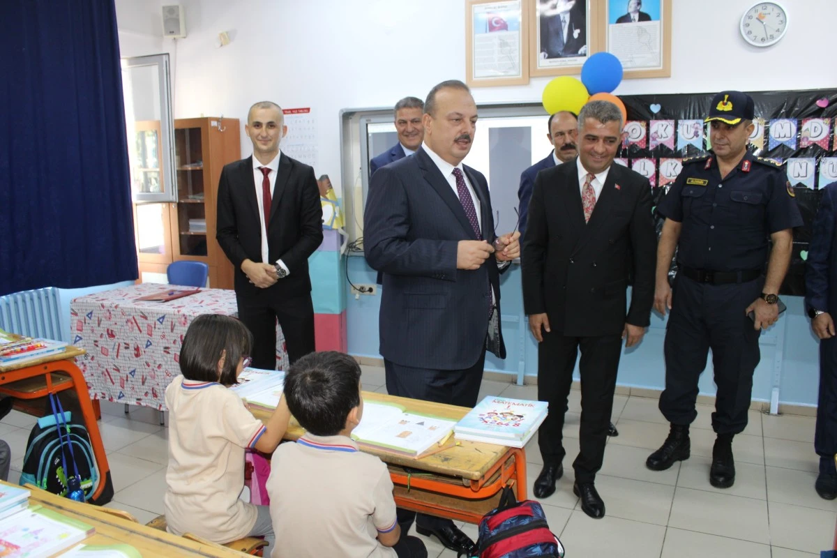 Aydın’da ilk ders zilini Vali Canbolat çaldı