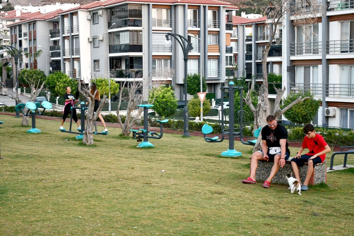 Kuşadası'nda park ve yeşil alanlar kent sakinlerinin gözdesi oldu