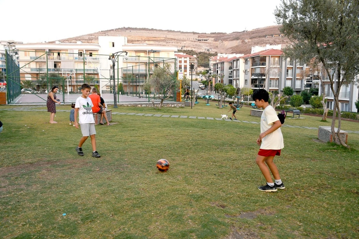 Kuşadası'nda park ve yeşil alanlar kent sakinlerinin gözdesi oldu