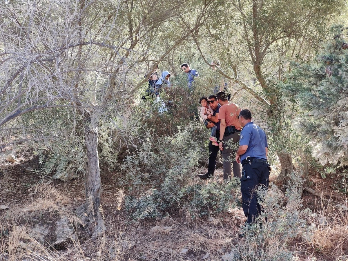 Organizatörleri beklerken karşılarında polisi buldular