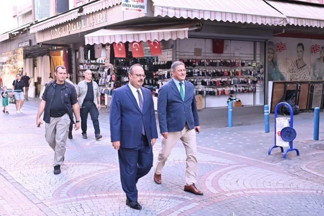 Vali Canbolat, çarşı esnafıyla bir araya geldi