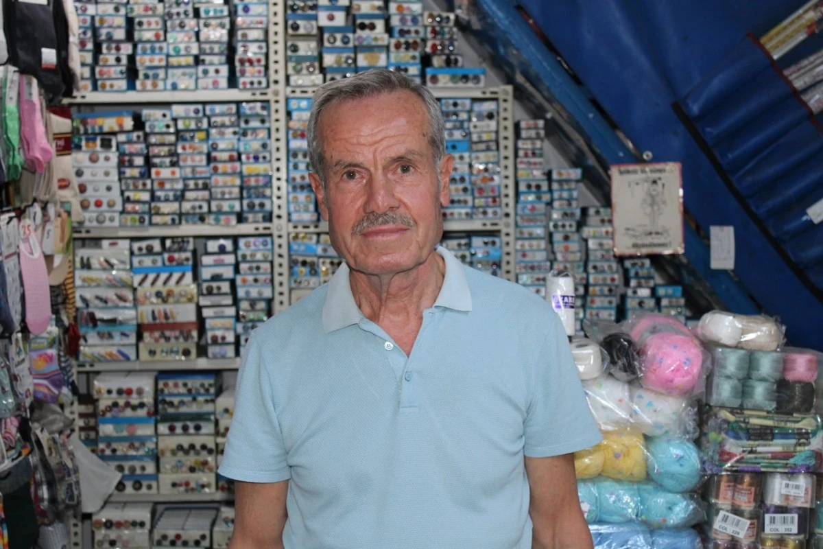 Kıbrıs Gazisi Ballıoğlu, astığı afişlerle gaziliğin önemine dikkat çekiyor